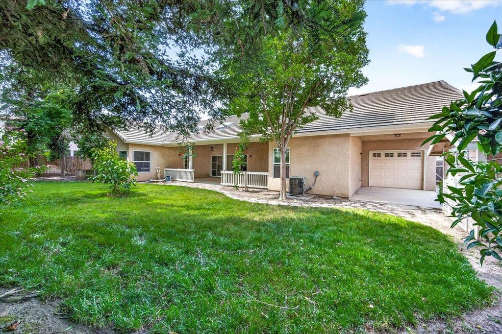 Image 5 of property listing at 1528 S Exeter Court, Visalia, CA 93292