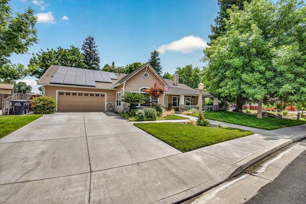 Image 6 of property listing at 1528 S Exeter Court, Visalia, CA 93292