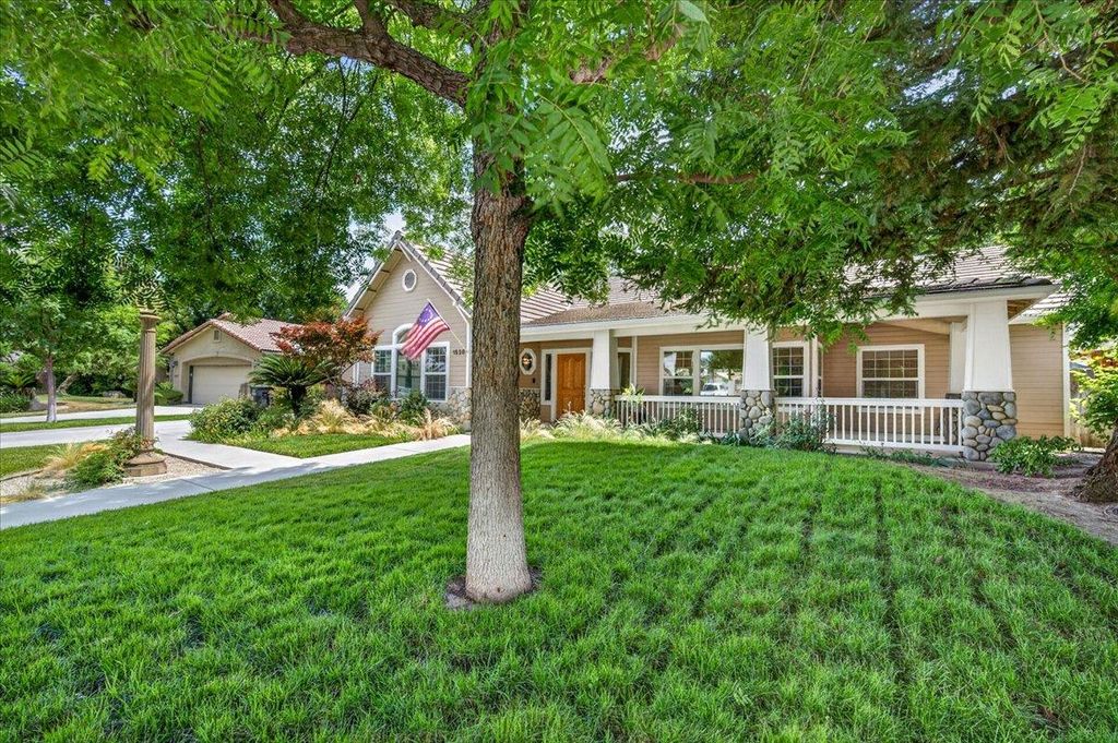 Image 7 of property listing at 1528 S Exeter Court, Visalia, CA 93292