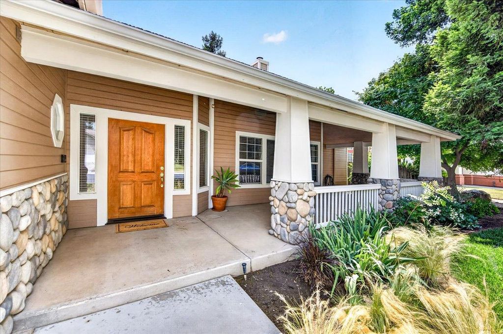 Image 8 of property listing at 1528 S Exeter Court, Visalia, CA 93292