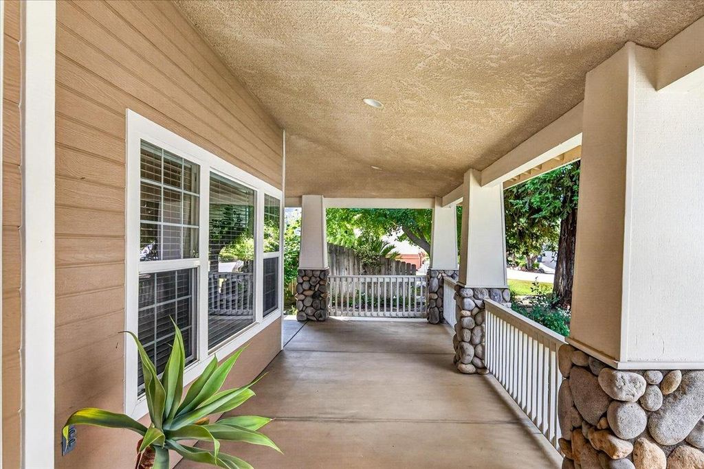 Image 9 of property listing at 1528 S Exeter Court, Visalia, CA 93292