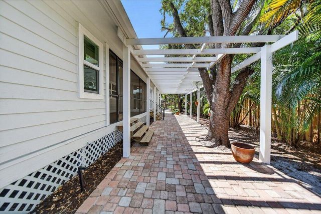 2366 SE Country Club Lane, Stuart, FL 34996