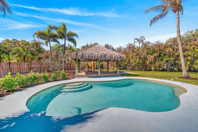 2366 SE Country Club Lane, Stuart, FL 34996