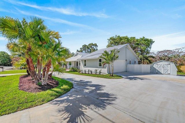 2366 SE Country Club Lane, Stuart, FL 34996