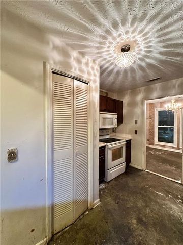 1001 LAKE POINTE Circle, Roswell, GA 30075