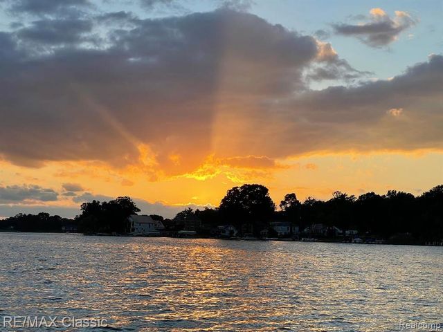 3482 Ponemah Drive, Fenton, MI 48430