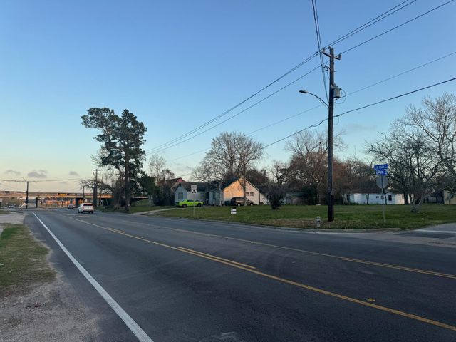 1921 W Main Street, Baytown, TX 77520