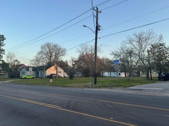 1921 W Main Street, Baytown, TX 77520