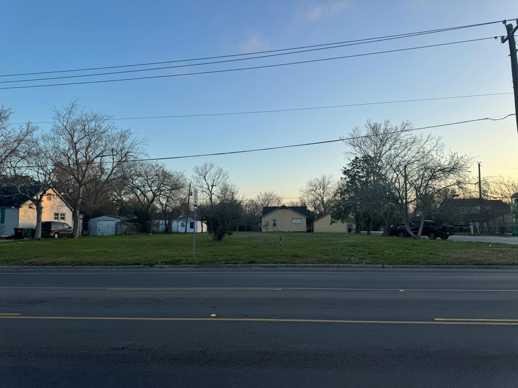 1921 W Main Street, Baytown, TX 77520