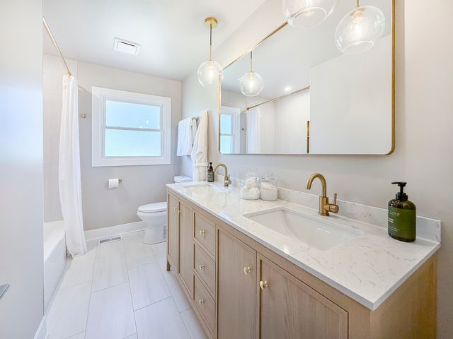 10614 S 84th Avenue, Palos Hills, IL 60465