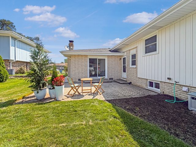 10614 S 84th Avenue, Palos Hills, IL 60465