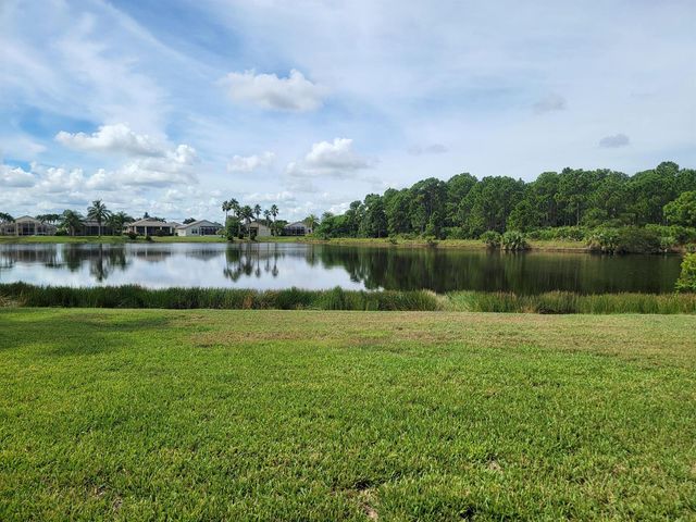 633 SW Long Key Court, Port St. Lucie, FL 34986