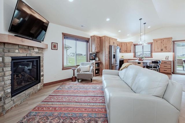 3321 Maple Leaf Loop S, Fargo, ND 58104