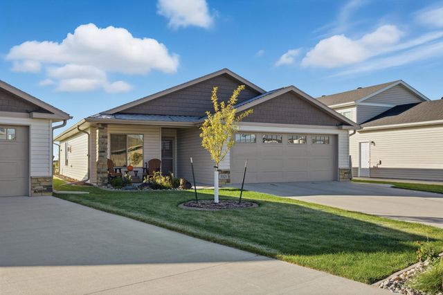 3321 Maple Leaf Loop S, Fargo, ND 58104