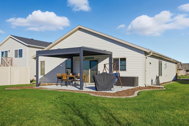 3321 Maple Leaf Loop S, Fargo, ND 58104
