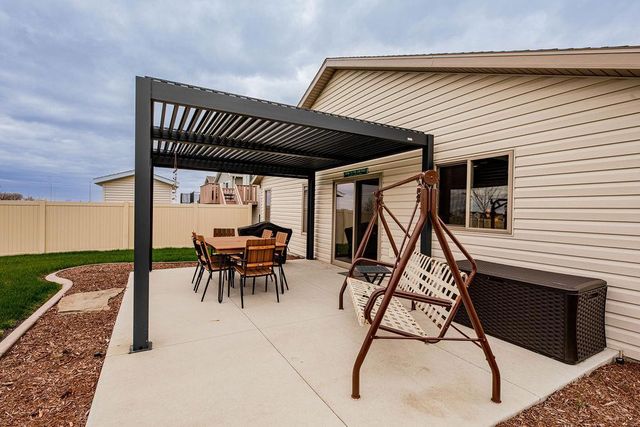 3321 Maple Leaf Loop S, Fargo, ND 58104