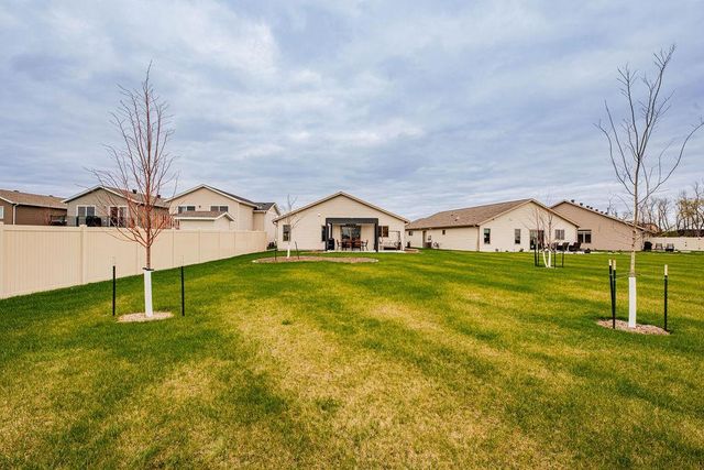 3321 Maple Leaf Loop S, Fargo, ND 58104