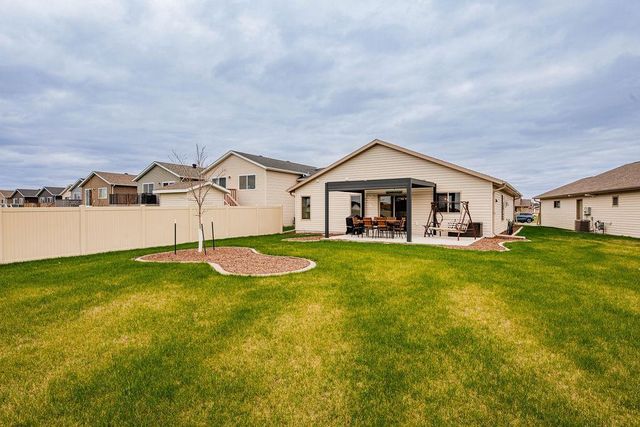 3321 Maple Leaf Loop S, Fargo, ND 58104