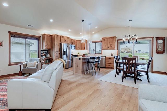 3321 Maple Leaf Loop S, Fargo, ND 58104