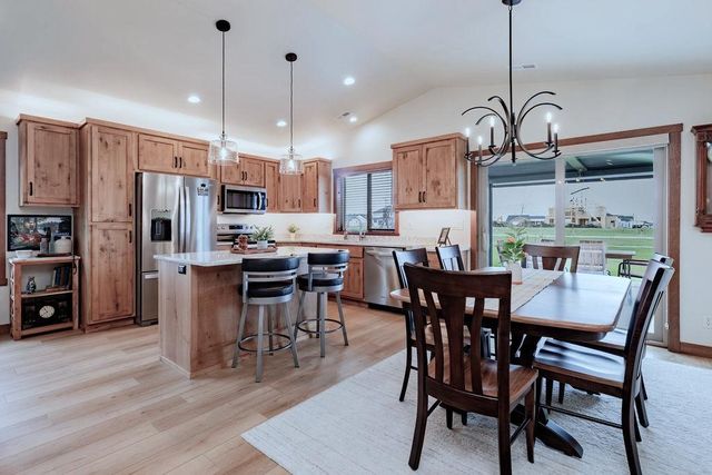3321 Maple Leaf Loop S, Fargo, ND 58104
