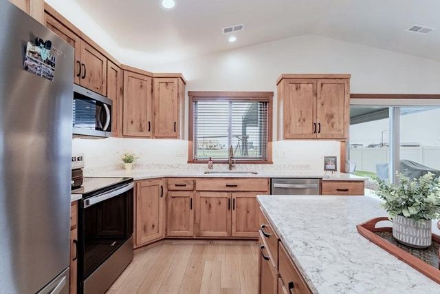 3321 Maple Leaf Loop S, Fargo, ND 58104