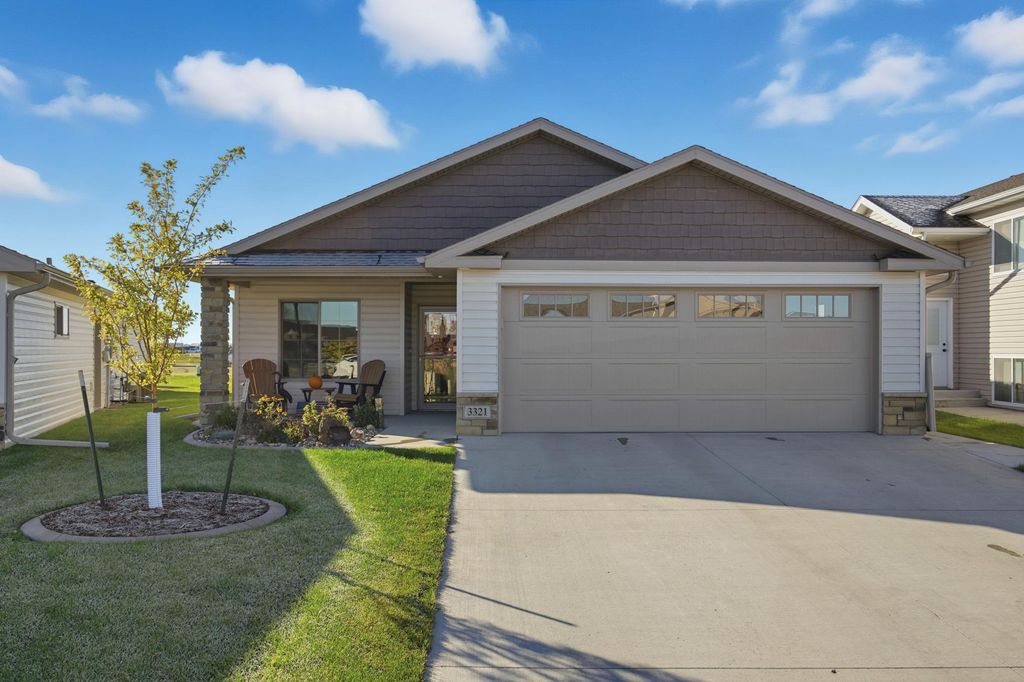 3321 Maple Leaf Loop S, Fargo, ND 58104