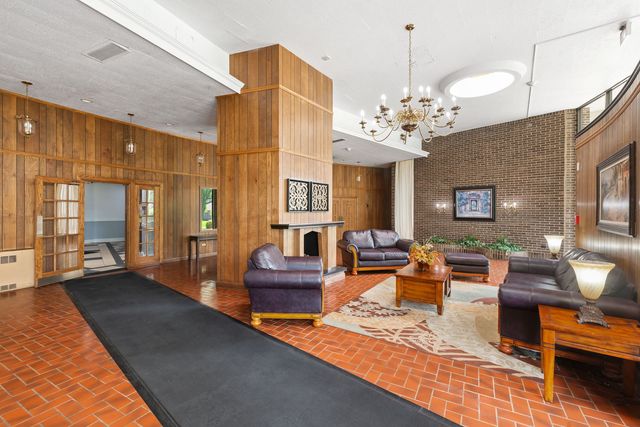 40 N Tower Road 16G, Oak Brook, IL 60523