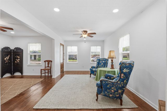 320 W Rucker Street, Granbury, TX 76048