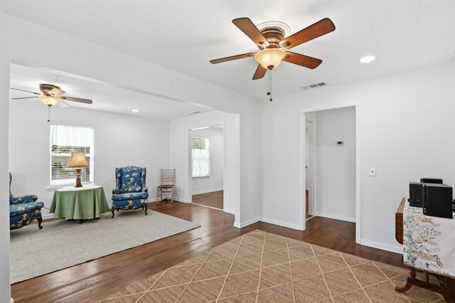 320 W Rucker Street, Granbury, TX 76048