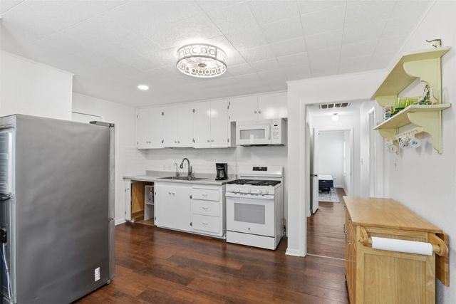 320 W Rucker Street, Granbury, TX 76048