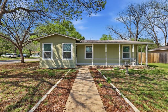320 W Rucker Street, Granbury, TX 76048