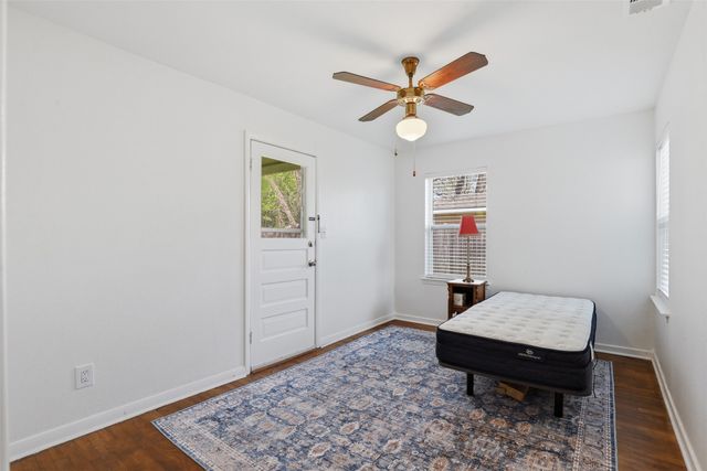 320 W Rucker Street, Granbury, TX 76048