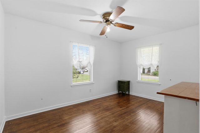 320 W Rucker Street, Granbury, TX 76048