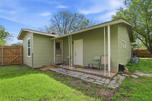 320 W Rucker Street, Granbury, TX 76048