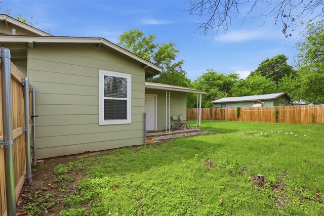 320 W Rucker Street, Granbury, TX 76048