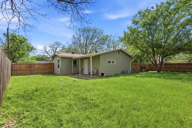 320 W Rucker Street, Granbury, TX 76048