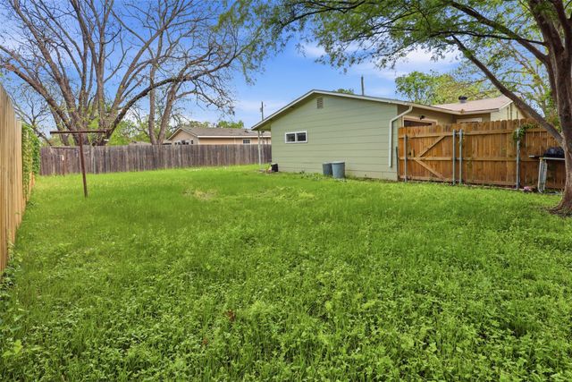 320 W Rucker Street, Granbury, TX 76048