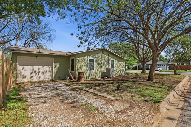 320 W Rucker Street, Granbury, TX 76048