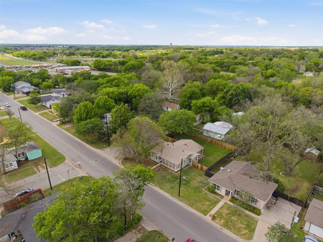 320 W Rucker Street, Granbury, TX 76048