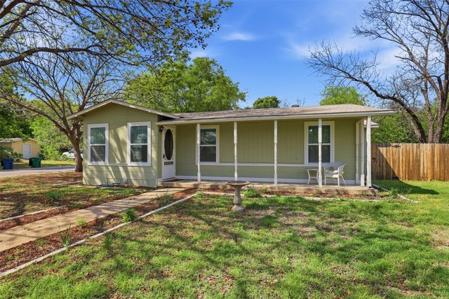 320 W Rucker Street, Granbury, TX 76048