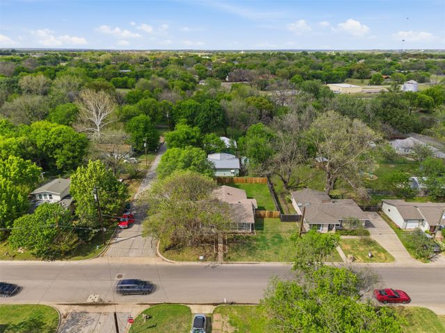 320 W Rucker Street, Granbury, TX 76048