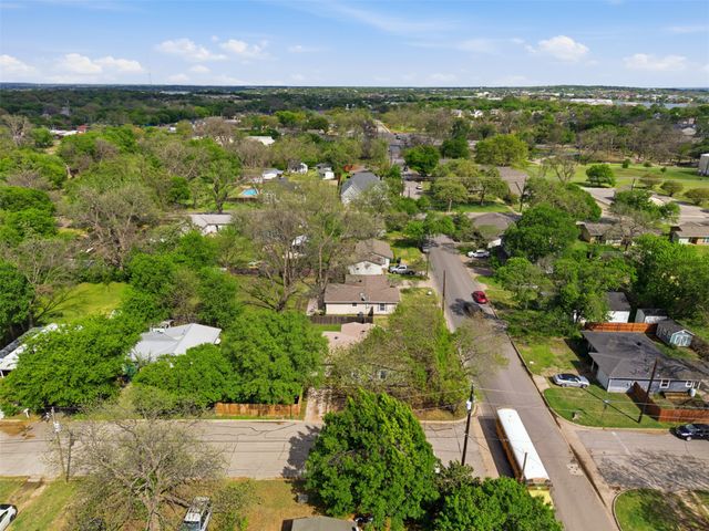 320 W Rucker Street, Granbury, TX 76048