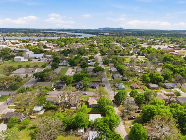 320 W Rucker Street, Granbury, TX 76048