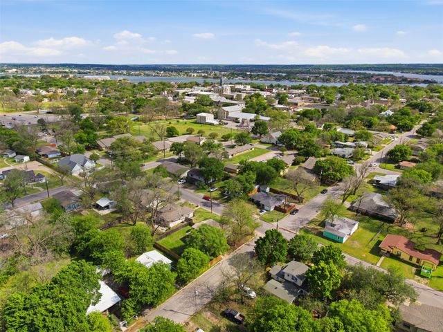 320 W Rucker Street, Granbury, TX 76048