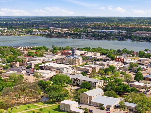 320 W Rucker Street, Granbury, TX 76048
