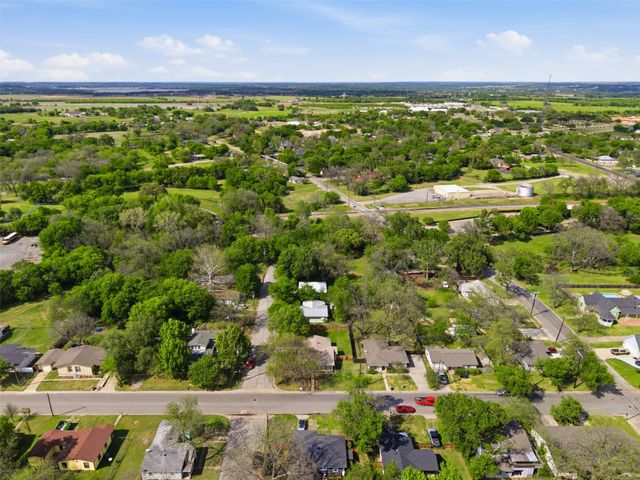 320 W Rucker Street, Granbury, TX 76048