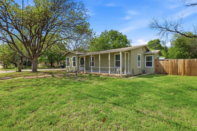 320 W Rucker Street, Granbury, TX 76048