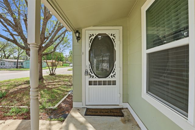 320 W Rucker Street, Granbury, TX 76048