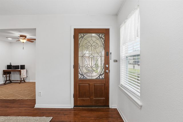 320 W Rucker Street, Granbury, TX 76048