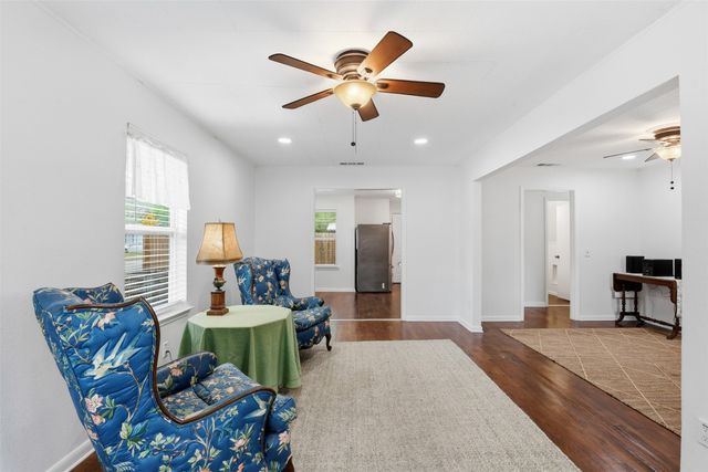 320 W Rucker Street, Granbury, TX 76048